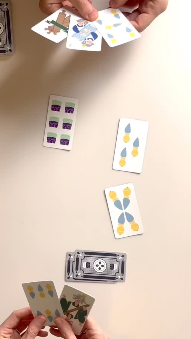 al CHÊRT
AT CUNT TANT CM AL DU D’COP QUAND BRESCLA L’E BASTOUN
Questo mazzo viene da lontano, quando mia nonna mi insegnava a giocare a rubamazzo sul tavolo di cucina, e va ad aggiungersi al patrimonio di carte regionali - tradizione fortemente radicata nel nostro paese - in una versione tutta emiliana, è il pretesto per raccontare il sapere di donne, uomini e bambini di questa terra, i suoi prodotti e i suoi strumenti. I semi da cui la nostra tradizione nasce e cresce.
#reggioemilia #carteregionali #briscola