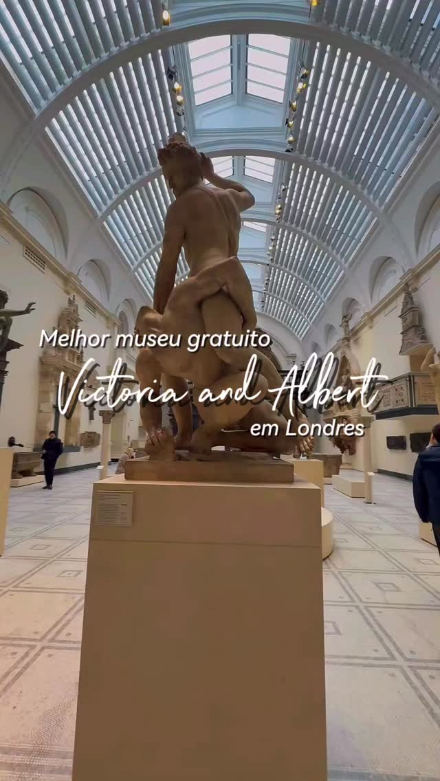 Se você ama arte, design e história, precisa conhecer o Victoria and Albert Museum, considerado por muitos o melhor museu gratuito de Londres.
Localizado em South Kensington e Londres, o Victoria & Albert Museum, conhecido carihosamente como V&A reúne uma das coleções mais impressionantes do mundo: moda histórica, esculturas, design, objetos raros e séculos de criatividade reunidos em um só lugar.
É um passeio cultural indispensável para quem quer explorar o lado mais sofisticado e inspirador de Londres, e o melhor: com entrada gratuita.
🎥 Mostramos o tour completo pelo museu, curiosidades e nossas dicas no vídeo do canal EmiLou Day by Day | Irmãs Viajantes.
🔗 Assista ao vídeo completo, link na bio.