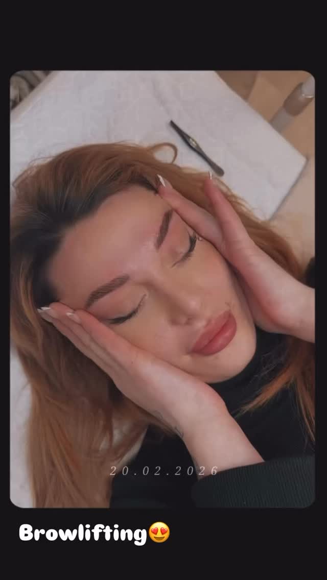 Perfekte Augenbrauen, noch bevor du den ersten Kaffee getrunken hast. ☕✨
Ein professionelles Browlifting ist der absolute Gamechanger für deine morgendliche Routine. Statt lange mit Stiften und Gel zu hantieren, wachst du ab sofort mit vollen, perfekt geformten und fixierten Augenbrauen auf. Wir analysieren deine natürliche Brauenform und kreieren einen Look, der dein Gesicht sanft liftet und dir eine frische, wache Ausstrahlung verleiht.
Das Ergebnis? Ein makelloser Look, der wochenlang hält. Gönn dir dein Premium-Brow-Styling bei uns im Salon.
📍 Beautycenter by Neta | St. Gallen & Gossau
👇 Sichere dir jetzt deinen Browlifting-Termin online:
https://www.phorest.com/salon/beautycenterbyneta
🌐 Entdecke unsere Treatments:
https://www.beautyneta.ch
.
#browliftingstgallen #augenbrauenstgallen #beautyneta #stgallencity #gossau