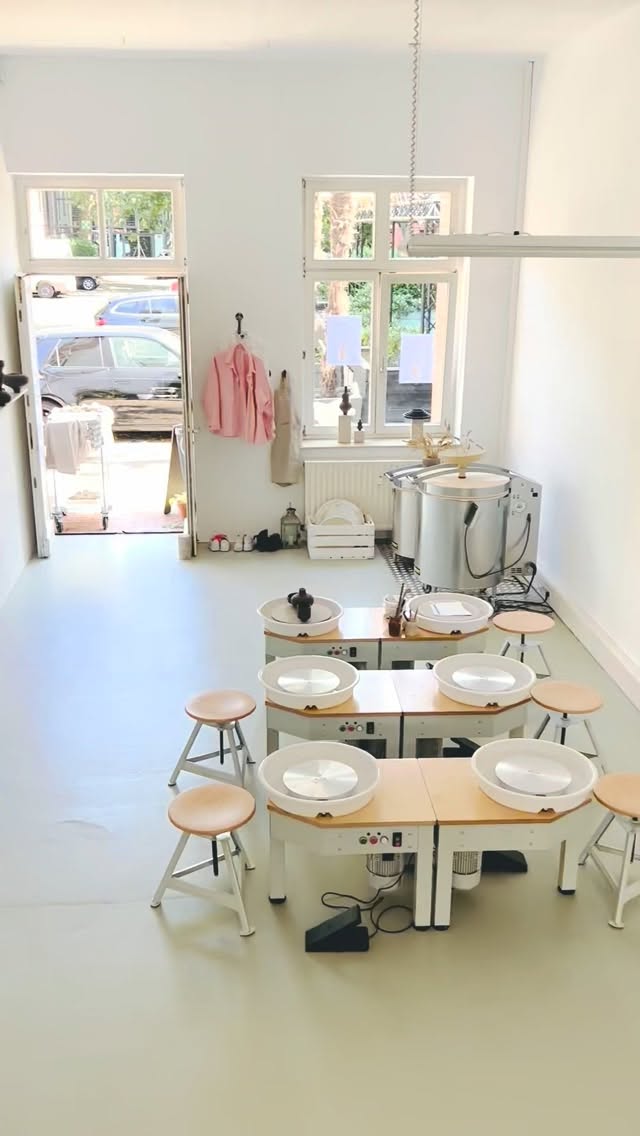 C L • A Y
Keramikstudio · Breathwork · ZEN•trierung
Willkommen im Keramikstudio für innere Zentrierung.
Töpfern. Atmen. Ankommen.
Workshops · Drehscheiben-Vermietung · Shop
Ein Ort für Ruhe, Balance und kreative Entfaltung in Hamburg Ottensen – abseits des Trubels, gelegen im ruhigen Innenhof eines alten Backsteingebäudes.
Mehr auf cl-ay.de
•
C L • A Y
Ceramics Studio · Breathwork · ZEN•tering
Welcome to the ceramic studio for inner centering.
Clay. Breath. Arrival.
Workshops · Wheel rental · Shop
A place for calm, balance, and creative unfolding in Hamburg Ottensen — away from the bustle, nestled in the quiet courtyard of an old brick building.
More at cl-ay.de
#Keramikstudio
#AchtsamkeitimAlltag
#TöpfernmitHerz
#KreativeAuszeit
#zentrierung