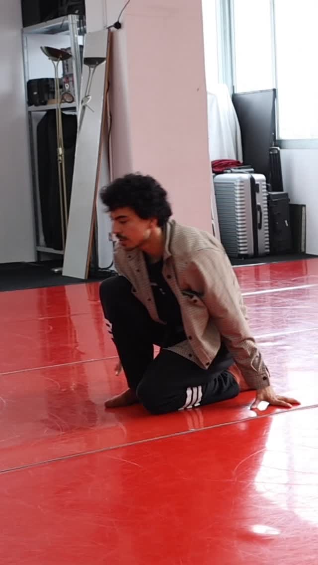 La organización de conceptos, ideas y registros de movimientos es fundamental para el avance en danza.
La clave de todo progreso reside en cómo estructuras tu aprendizaje y tus anotaciones.
Cuando sigues sumando ideas, secuencias o descubrimientos, poder acceder a un registro organizado te permite encontrar exactamente lo que necesitas en cada momento.
Esta metodología es la base de cómo estructuro mis sesiones, cómo enseño desde cero y cómo guío a los bailarines a planificar su aprendizaje de manera efectiva.
Un sistema organizado de movimientos y conceptos no solo facilita la práctica, sino que potencia la memoria coreográfica, la técnica y la creatividad.
Aprender a organizar tu entrenamiento es aprender a avanzar de verdad en la danza, con claridad, consistencia y resultados medibles.
#OrganizaciónDanza #AprendizajeBailarines #RegistrosDeMovimiento #MemoriaCoreográfica #PlanificaciónDanza