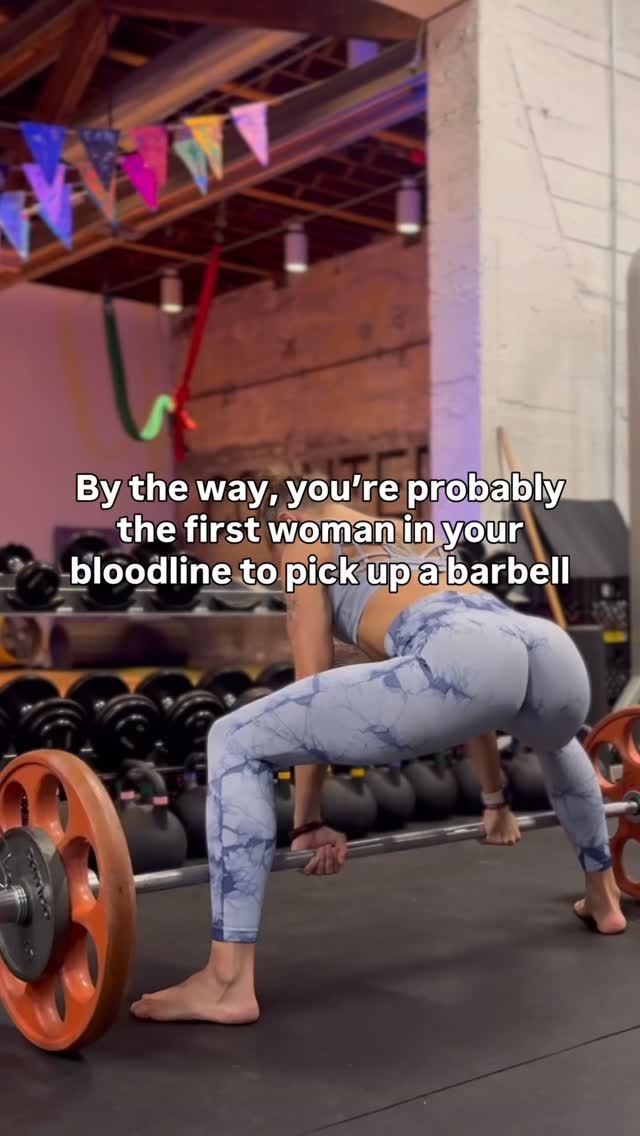 Get it girl! 😍💪
#strongwomen #womenliftingweights #womenlifting