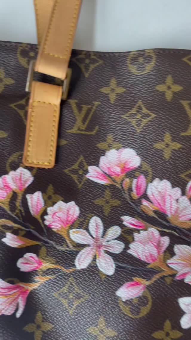 An icon, reimagined 🌸 in honour of a special memory.
Cherry blossoms hand-painted across this @louisvuitton Neverfull, by our Maker, Elodie G.
This bespoke customisation cost £220.
To enquire, visit theseam.uk and tell us about your item and the design you have in mind.
#TheSeam #CareAndRepair #Customisation #CherryBlossom #HandbagCustomisation