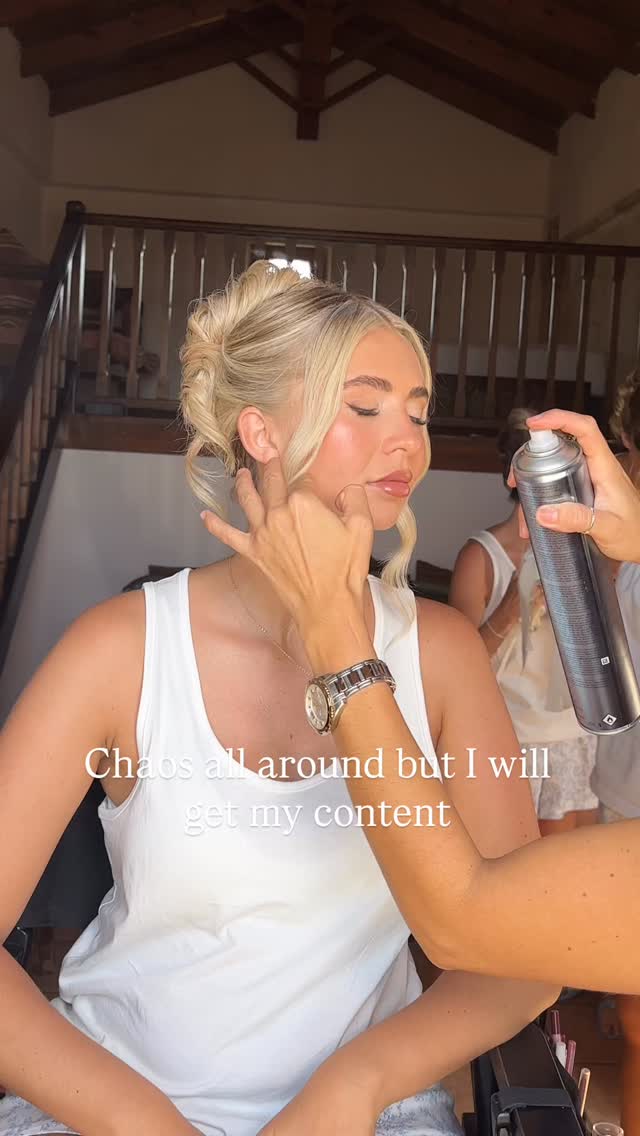 Those last few minutes before everyone has to get into their dresses…😅
.
#bridalmakeupcrete #cretewedding #makeupartistcrete #luxurybridalmakeup #luxurybridalmakeup