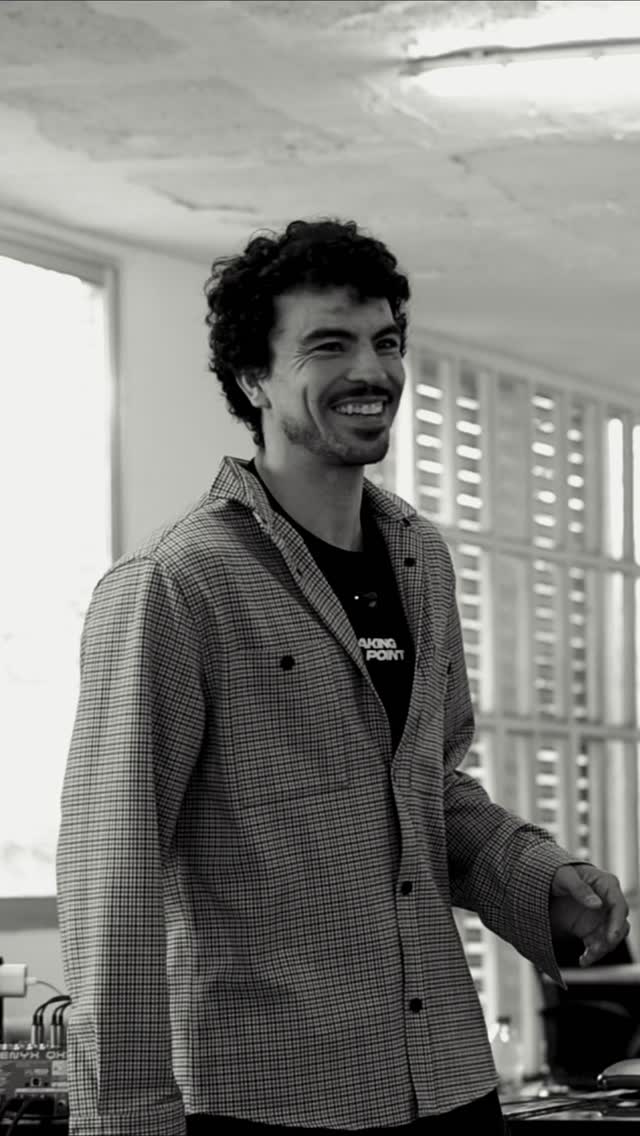 Tenemos que ser honestos: desde el inicio de cualquier proceso creativo, toda idea nace de una pequeña estimulación. Algunos la llamarán inspiración, otros la llamarán apropiación.
En mi forma de verlo, no hay nada de malo en aprender, reinterpretar y transformar, siempre que exista respeto hacia el creador auténtico y hacia la cultura que dio origen a esa expresión.
En disciplinas como el breaking, el arte urbano o cualquier forma de movimiento, la evolución ocurre cuando tomamos referencias, las estudiamos, las entendemos y luego las deformamos hasta convertirlas en algo propio. Ahí es donde nace el estilo.
La clave está en la conciencia:
👉 reconocer las raíces
👉 honrar a quienes abrieron camino
👉 transformar desde la identidad personal
La idea no es copiar, sino inspirarnos para crear nuestro propio lenguaje, y así poder inspirar a otros sin que la cadena creativa se rompa.
#InspiraciónCreativa #Breaking #Creatividad #CulturaUrbana #DesarrolloArtístico