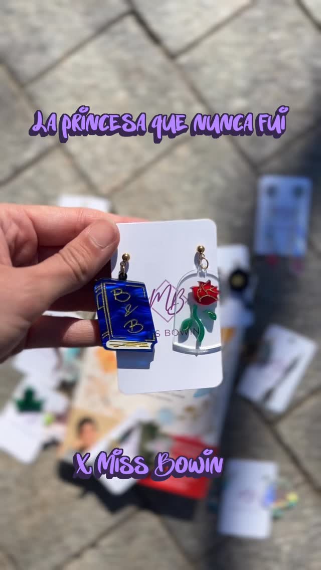 Por fin puedo contarlo, mostrarlo y ahora ya es vuestra colección.
Para todas las princesas que fuimos y seremos 👑♥️
Esta colaboración con @sararuizo_ que ha escrito tremendo libro y he plasmado sus princesas en estos pendientes.
Espero que os guste ✨