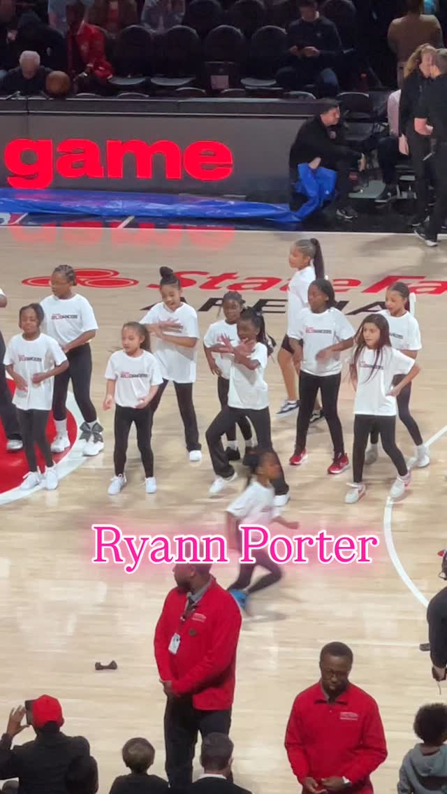 Shoutout to two DDF DYNAMITE DANCERS! A Sunday of Hawks HALFTIME! Go, girls! 🩷🩷🩷🩷