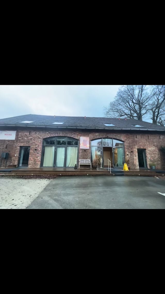 Wow.. was war das für ein Wochenende…
Dieses Tagesretreat hatte eine Energie für eine ganze Woche. Dieses Mal lag der Fokus auf die Heilung der Weiblichkeit, alte Muster und Verletzungen, aus dem jetzigen Leben, der Ahnen und auch des Kollektivs durften intensive Heilung finden.
Ich bin so dankbar gemeinsam mit @petrateutrine diesen Raum halten zu dürfen und die Entwicklung dieser wunderbaren, kraftvollen Frauen mitzubegleiten.
Jede Einzelne hat sich so tief hingegeben, und diesen Raum so genutzt als Chance, auf einer ganz anderen Bewusstseinsebene zu landen und loszulassen, von all das, was man nicht mehr sein will bzw. Mit dem man sich nicht mehr Identifizieren will.
Ganz viel Liebe an Euch ❤️
Gefühle und Emotionen bekommt man nicht immer 1:1 übertragen. Aber ich denke, man schon, was dieser Tag bewegen konnte.
Ich hoffe, Euch gefällt dieses Video genau so wir mir 🥹❤️🔥
Die Räumlichkeit des @nivas.bielefeld waren wundervoll - danke ❤️❤️
BREATHWORK
ENERGETIK
SELBSTHEILUNG
KAKAOZEREMONIE
TRANCE
INNERE KIND
ELTERNWUNDE
#retreat #breathwork #energetik #reiki hypnose