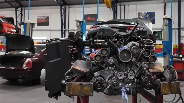 It’s not just a job, it’s a Ferrari. 🛠️🇮🇹
355 power… currently under construction.
📍Shot at Emblem Sport Cars, your Nr.1 South Coast specialists for Italian marques.
📸 @beyond_car_concept
#Ferrari355 #Ferrari #EmblemWorkshop