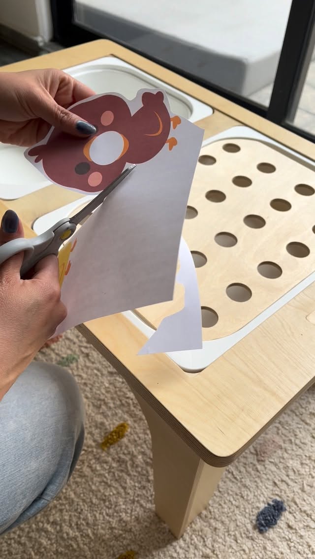 Alimenta a los pollitos 🐣
.
Juego sensorial en menos de 5min. Comenta con un 🐥 este reel si te interesa el imprimible de los pollitos
.
#toddlerplay #mesasensorial #matandpad