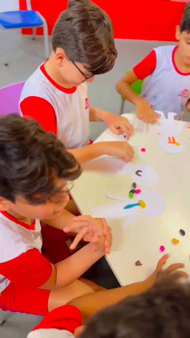 Mais um momento de aprendizado significativo! ✨
O 4º Ano B construiu o sistema digestório com massa de modelar e aprendeu, na prática, o caminho do alimento no nosso corpo. 👤🥗
Aqui, o conhecimento ganha forma e sentido! 📚