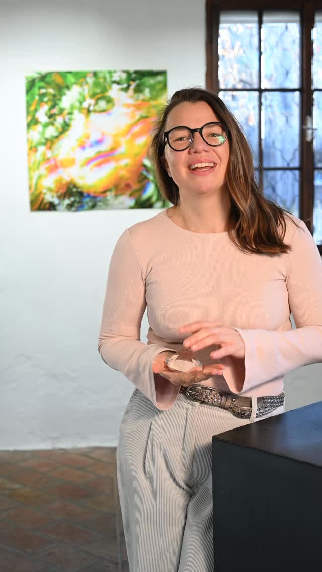 Diese Bilder entstehen nicht aus einem Konzept.
Sie entstehen aus einem Moment.
Aus Licht.
Aus Vertrauen.
Aus dem Mut, Kontrolle loszulassen.
Kristallbilder sind für mich keine Effekte.
Sie sind Begegnung.
Mit dir.
Mit deiner Tiefe.
Mit dem, was vielleicht lange nicht gesehen wurde.
Du siehst nicht einfach ein schönes Bild.
Du erkennst dich.
Und manchmal ist genau das der Anfang von etwas Neuem.