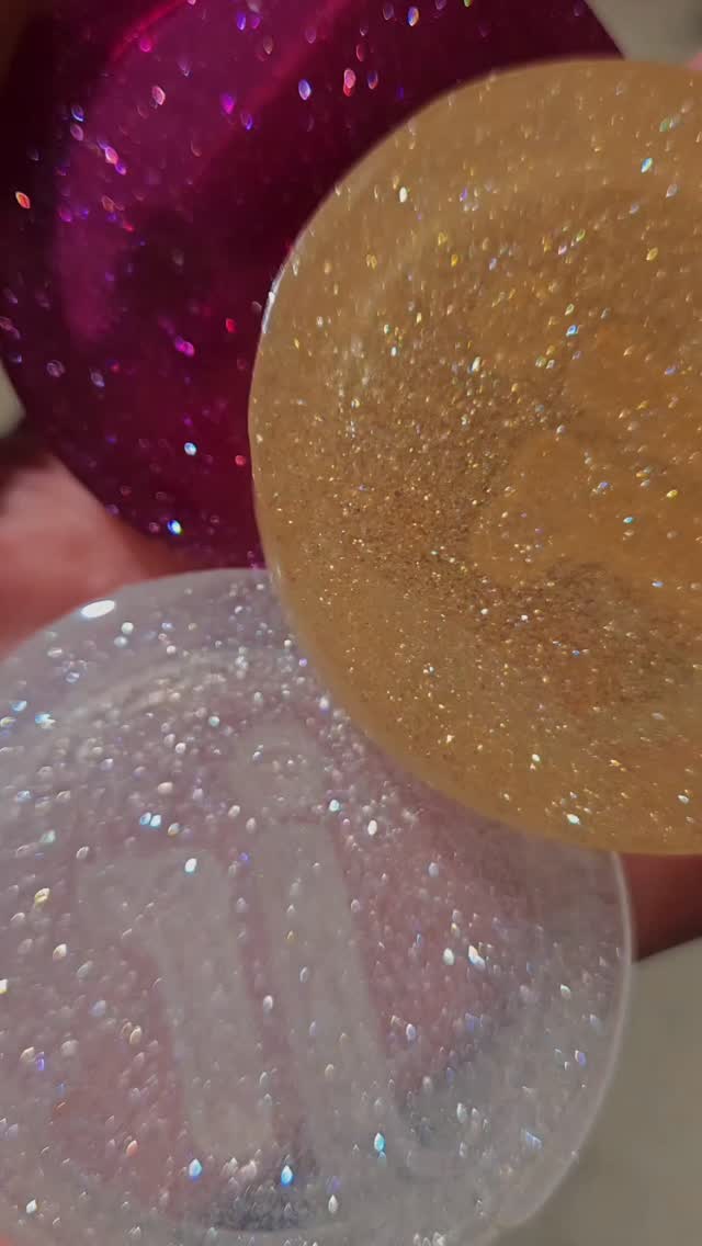 Plot twist:
Your pouring was fine π
Not all pigments are created equal!
The right one = vibrancy, depth + sparkle β¨
Details in bio.
#resinart #epoxyresin #pigment #art #resinartist