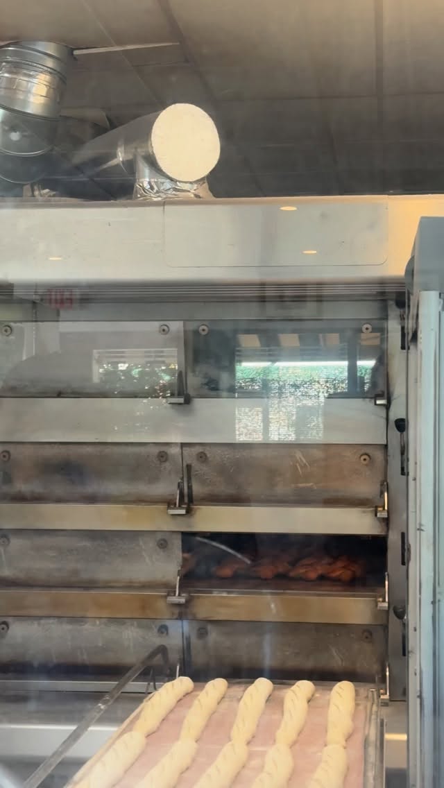 Our super unique setup gives you a front-row seat to our baking!! 👩🏽🍳🧑🏽🍳👨🏽🍳#bakery #frenchbakery #breakfast #cafe #southflorida
