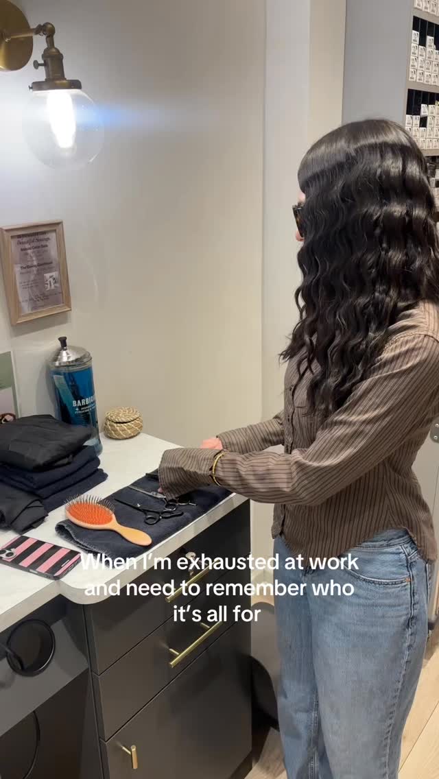 Who it’s all for 💚
#robertjeffreysalon #salonfunny #salonhumor #hairstylisthumor #roscoevillagesalon