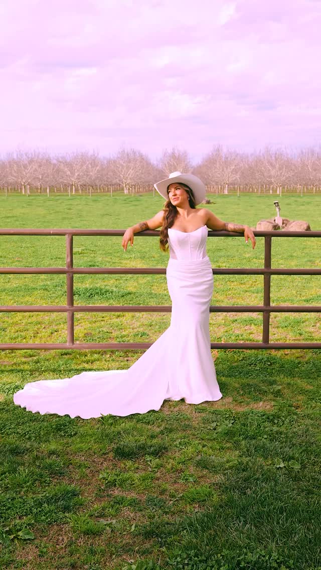 Can we talk about these dresses? 😍
.
This weekend was a dream! Thank you to @trewluvevents for putting on an epic open house & styled shoot, and thanks to @norcal_modeling_fam for bringing the heat! So much to come from this epic day with some of our favorite vendors!🤗
.
We still have a few spots left for 2026 & are currently booking 2027 dates!
.
Venue // @theranch_loneoak
Planning // @trewluvevents
Video // @jdnkfilms
Photo // @bribischofphoto @claire__ferguson @northrimphotography
Hair // @hairbylaurenkayli
Makeup // @kirsteneleanorbeauty
Bridal Wear // @aebridal
Floral // @wildly_designed
Catering // @circa53catering
DJ // @swankylife
Cake // @spilledmilk_co
Rentals // @miosabride @linenandoakrentals @blossomfarmvintagerentals
Bar // @the.horseshoe.bar
Beer Cart // @thetapcollective_
Models // @norcal_modeling_fam
Magazine// @realweddingsmag
.
@westernweddingmagazine @westernweddings #ellalangley #napaweddingvideographer #westernweddingphotographer #napaweddingvideographer #luxuryweddingvideo