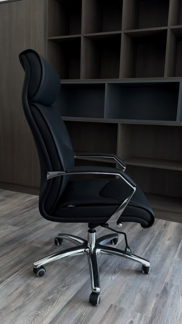 Trabaja como un profesional💼
Siéntate como uno.
Diseño, soporte y presencia en cada detalle✨
Cotiza nuestro modelo Ciani para tu espacio de trabajo🙌🏻
.
#encontacto #venta #todoenunsololugar #eventos #mobiliario