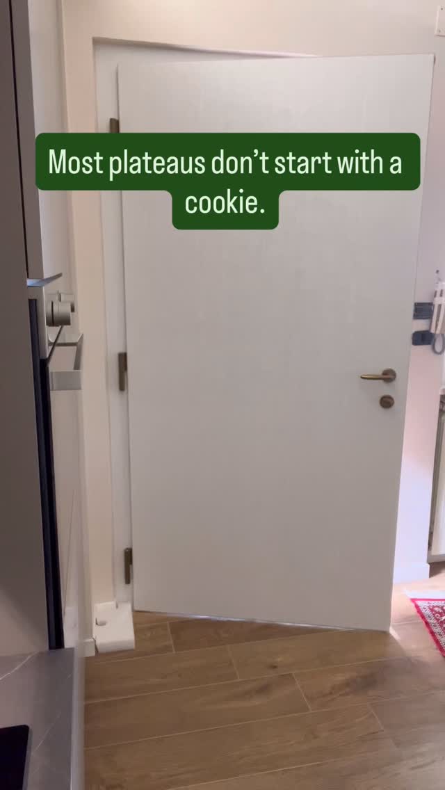 Most plateaus don’t start with a cookie.
They start when meals get skipped 🍽️
Snow days ❄️
Busy days.
Travel days ✈️
That’s when people start shrinking portions, delaying meals, or “saving calories” 📉
Not because they don’t care.
Because routine disappears.
And when intake drops under stress, your body adapts by holding on.
Fuel anyway.
Protein 💪
Real meals 🍽️
Consistency 🤝
That’s how you protect progress — even on imperfect days 🧬