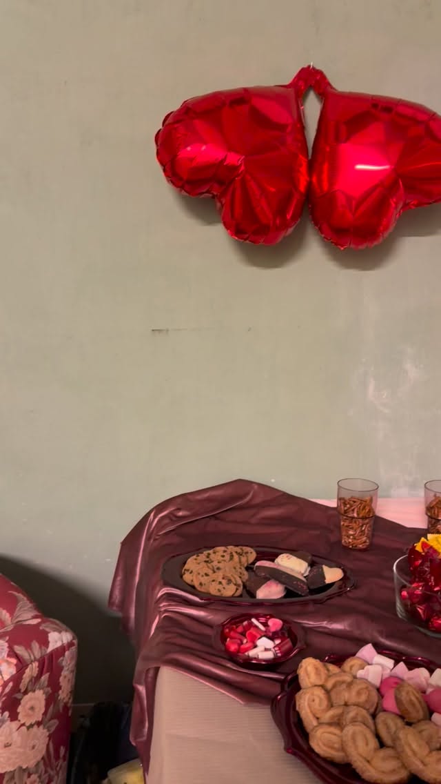 Big thanks to @theartelierarezzo for hosting a beautiful event for our students and the Arezzo community at the Accademia for #valentinesday❤️ what a great night of crafting and conversation with Aretini and @ouinarezzo students 🫶 #theartelierarezzo #studyabroad #italy #galentinesday❤️