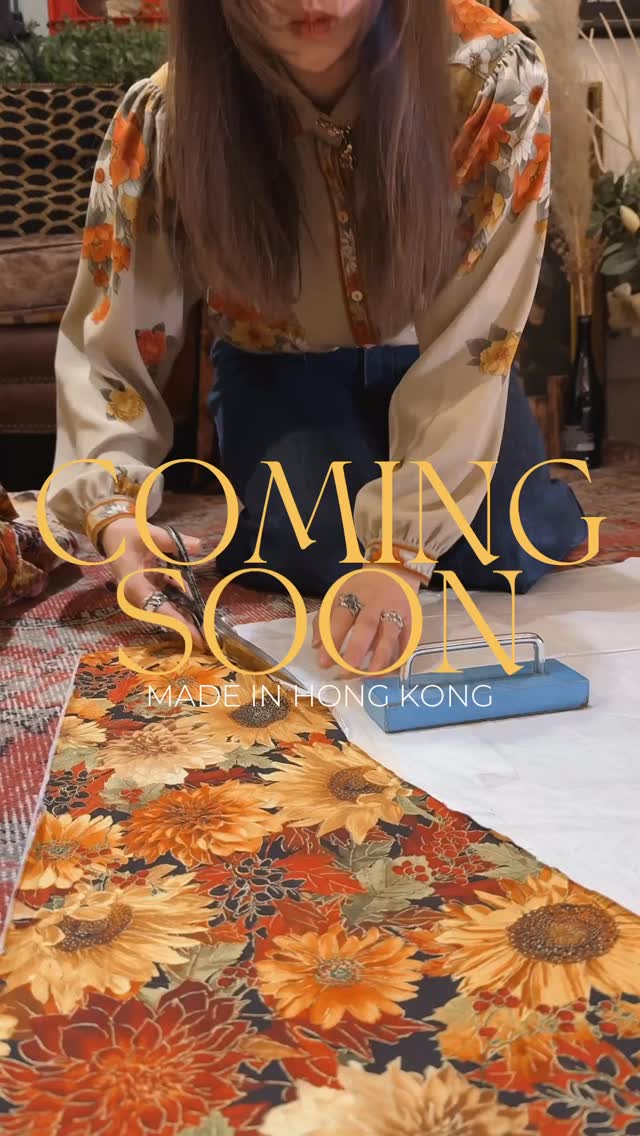 // MADE IN HONG KONG //
有時會問自己點解執著於香港製造? 或者只係出於情義結或者出於一種難以分割嘅情感。 小時候見住婆婆跟媽咪踩住衣車,兩三下手勢車出一件又一件成品;生日時會收到媽咪親手製作的公主裙,筆袋呀食物盒袋呀想像得出的都出自媽咪的手,假日大手拉小手揀下布去車依樣個樣,由頭到腳總有一件出自媽咪手。
又或者因為在製衣家庭長大,對於手製嘅溫度、香港製造嘅情感總是割捨不了。 想嚟想去,有時會話自己小學已下定決心做時裝設計師,倒不如說其實老早就入坑喜歡上親手製作嘅情義結已入骨。
新品製作中,STAY TUNED💛
—
《𝐒𝐢𝐥𝐞𝐧𝐭𝐒𝐢𝐫𝐞𝐧. & 𝐋𝐞𝐟𝐥𝐞𝐟 | 𝐒𝐡𝐨𝐨𝐭𝐢𝐧𝐠 𝐏𝐚𝐜𝐤𝐚𝐠𝐞 》ɪꜱ ᴀᴠᴀɪʟᴀʙʟᴇ ɴᴏᴡ.
🇬🇧𝐔𝐊 | ᴀʟʟ ʏᴇᴀʀ
🇭🇰𝐇𝐊 | OCT 2025 - JAN 2026
🇫🇷È𝐳𝐞/𝐍𝐢𝐜𝐞 / 𝐌𝐞𝐧𝐭𝐨𝐧 | 20-26 July 2026
ꜰᴏʀ ꜱʜᴏᴏᴛɪɴɢ ɪɴ ᴏᴛʜᴇʀ ᴇᴜʀᴏᴘᴇᴀɴ ᴄᴏᴜɴᴛʀɪᴇꜱ, ᴘʟᴇᴀꜱᴇ ꜰᴇᴇʟ ꜰʀᴇᴇ ᴛᴏ ᴇɴQᴜɪʀᴇ ᴜꜱ ᴏɴ ᴛʜᴇ ᴀᴠᴀɪʟᴀʙɪʟɪᴛʏ
—
HONG KONG LOCAL WEDDING DRESSS DESIGNER | 𝐇𝐀𝐍𝐃𝐌𝐀𝐃𝐄 𝐆𝐎𝐖𝐍 & 𝐀𝐂𝐂 |ᴍᴀᴅᴇ ɪɴ ʜᴏɴɢ ᴋᴏɴɢ
www.bysilentsiren.com