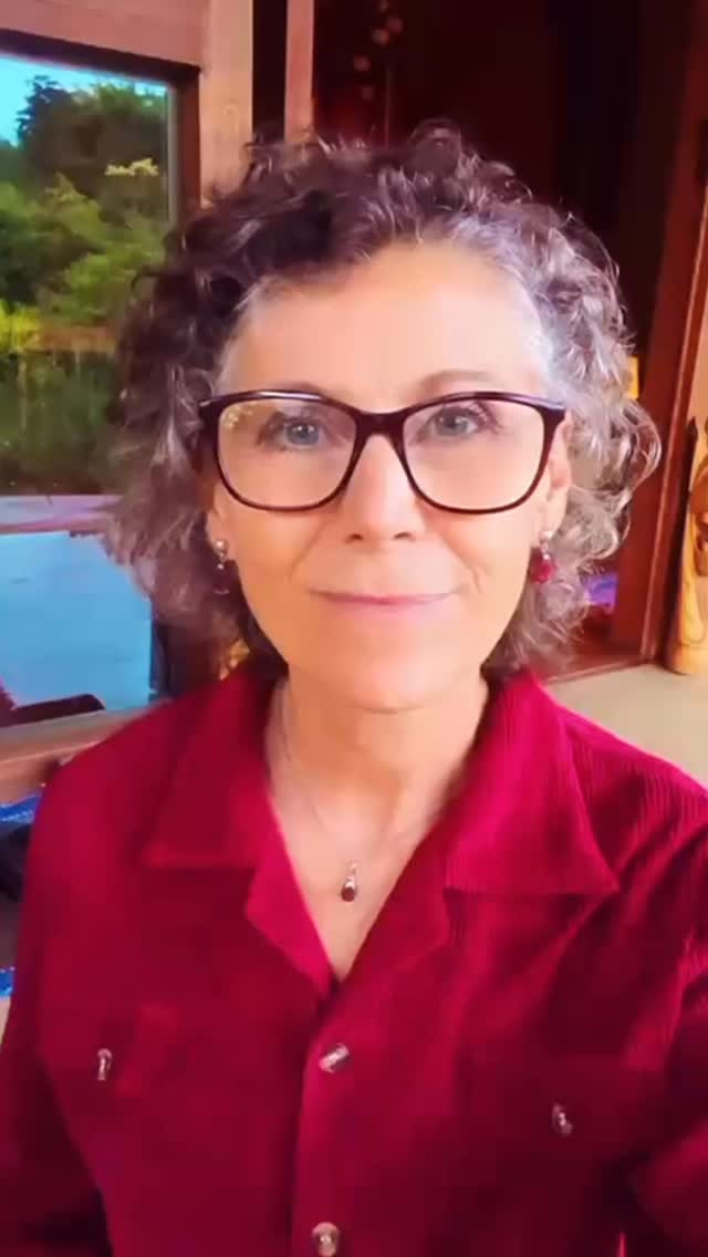 Já percebeu que quando você briga com a vida você sempre sai perdendo?
Um minuto basta para que você perceba e se alinhe com o que está acontecendo e solte o controle. Lembrando que; resistência causa sofrimento.
Hoje eu te sugiro parar, respirar de uma maneira específica, para já acalmar seu sistema, e se auto questionar.
Este auto questionamento vai trazer consciência e te alinhar com a Verdade que liberta.
Um minuto basta!
Faça a experiência e me conte aqui como foi para você!
Humana aprendendo a Ser
Eu Sou aqui
Eu Sou aí
Silvana da Cunha
Cientista Intuitiva • Alquimista • Mentora • Palestrante • Consteladora Sistêmica Familiar • Terapeuta Holística
Fundadora da TQC Cura Quântica®️
e do Despertar Quântico da Consciência
www.florescimentocriativo.com