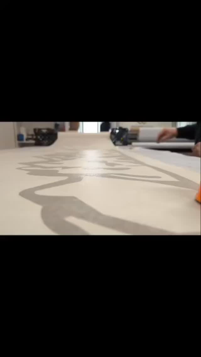 🚐✨
Un furgone anonimo.
Un’idea da realizzare.
Le mani di Dario al lavoro.
Nel video vedete la trasformazione:
dalla preparazione al montaggio finale 🔥
Precisione, esperienza e attenzione ai dettagli per creare una grafica che non passa inosservata.
Il tuo furgone non è solo un mezzo.
È pubblicità in movimento.
📩 Scrivici per trasformare anche il tuo veicolo in uno strumento di comunicazione potente.
#creazionigrafiche #wrapping #allestimentoveicoli #graficapersonalizzata #pubblicitàinmovimento