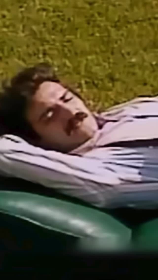 🎭 A angústia do goleiro e a filosofia do amor em Belchior 🎭
Você já se sentiu “mais angustiado que um goleiro na hora do gol”? Pois é, Belchior começou essa música com uma das metáforas mais perfeitas para a ansiedade e, de repente, viu a salvação: “Quando você entrou em mim como um Sol no quintal”.
Mas a música “Divina Comédia Humana” (do álbum de 1991) não é apenas uma canção de amor romântico. É um verdadeiro tratado sobre o conflito entre o que sentimos e o que pensamos que deveríamos sentir.
Na letra, o eu-lírico se depara com a voz da razão na figura de um analista amigo, que diagnostica:
🧠 “Disse que desse jeito não vou ser feliz direito / Porque o amor é uma coisa mais profunda que um encontro casual”
O analista tenta empurrá-lo para a “profundidade”, para o amor idealizado e complexo. Mas a resposta de Belchior é um tapa na cara do intelectualismo vazio:
💥 “Deixando a profundidade de lado / Eu quero é ficar colado à pele dela noite e dia”
Ele escolhe a pele, o agora, a paixão sem culpa. Ele quer habitar a “filosofia” sim, mas uma filosofia que aceita o corpo e o desejo. E é aí que vem o verso-título, que brinca com a obra de Dante Alighieri:
🔥 “Eu quero gozar no seu céu, pode ser no seu inferno / Viver a divina comédia humana onde nada é eterno”
Percebe? Ele troca a busca pelo paraíso eterno pela experiência completa do humano: o céu e o inferno estão aqui, agora, no outro. E como nada é eterno, o que importa é viver.
A mensagem final é de resistência. Enquanto houver vida (espaço e corpo), enquanto houver livre arbítrio (modo de dizer não), a arte e o amor vão existir. É a afirmação do presente, do desejo e da poesia como ato de rebeldia.
Qual verso te pegou?
#Belchior #DivinaComédiaHumana #MPB #Poesia #OlavoBilac