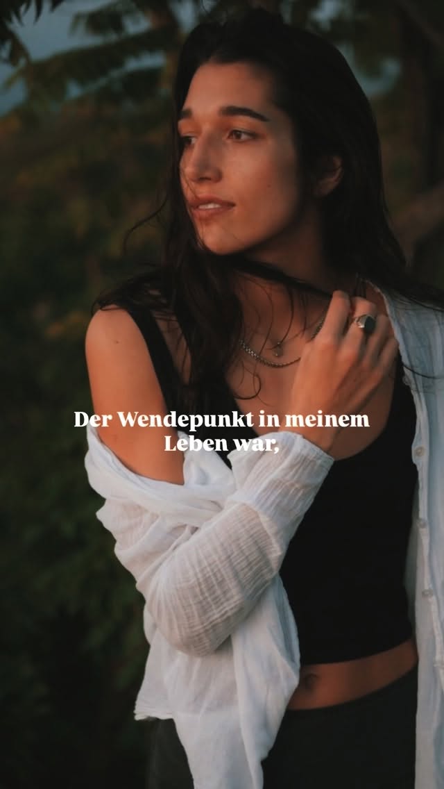 Hat sie nicht gesagt!!
Ja, ich verbringe gerne Zeit hier. Aber „Heilung“, „bei sich ankommen“ oder „sich mehr ganz fühlen“ sieht anders aus.
Ich habe mich Jahre mit mir auseinandergesetzt, dabei immer alleine reguliert, versucht, es „richtig“ zu machen.
Auch hab ich ganz lange geglaubt, ich muss alleine lernen, mich halten zu können 🫠
(Kompletter Quatsch, denn wie sollst du es lernen, wenn du die Erfahrung nicht machst?)
Ewig war ich in dem Dilemma wie viele von euch, viele meiner Klientinnen:
Entweder ich oder Beziehung.
Ich bin allein nach Bali geflogen, um mich mit mir auseinanderzusetzen, „in die Ruhe“ zu kommen, „an mir zu arbeiten“.
Dabei hat die wirkliche Arbeit an mir wo ganz anders stattgefunden.
Und zwar: In körperorientierter Begleitung, als ich angefangen habe, im Kontakt zu zeigen.
Viele Anteile waren super schambehaftet und gleichzeitig hatte ich einen unglaublich hohen Anspruch an mich (so sehr, dass ich mir die komplette Verantwortung für die Harmonie in meinen Beziehungen aufgebürdet hab und dann wieder davon überfordert war).
In der gemeinsamen Arbeit habe ich gelernt wie ich anspreche kann, was mich beschäftigt. Wie ich Konflikte navigieren kann, ohne davor im Erdboden zu versinken - in Freundinnenschaften und in Beziehung.
Ja, da ist Scham und Anspruch, aber sie katapultieren mich nicht aus dem Kontakt mit mir:
Ich muss mich nicht mehr entscheiden.
Ich kann beides sein, bei mir und in Beziehung.
Und diese Fähigkeiten hab ich nicht auf Bali gelernt 🤓
Sondern mit einem Gegenüber, dass mich spiegelt.
Mit dir eine tragfähige Beziehung aufzubauen ist keine 2-monatige Reise mit Massage, Yoga mit Reisfeldausblick und veganer Fusion Küche. Das ist eine ganz tolle Zeit für Menschen, die es sich leisten können.
Und: Beziehungsfähigkeit üben wir woanders 🫰🏽✨
•••
Videos wie diese dienen der Unterhaltung und ersetzen keine Begleitung. Sie dienen nicht als professioneller Rat und gehen ebenso nicht auf die Feinheiten psychischer & emotionaler Gesundheit ein (weil sie dafür viel zu individuell ist!).
🌼 am 3.3. kommt mein neuer Minikurs „BEI MIR BLEIBEN“ - stay tuneddd
www.auroraprema.de