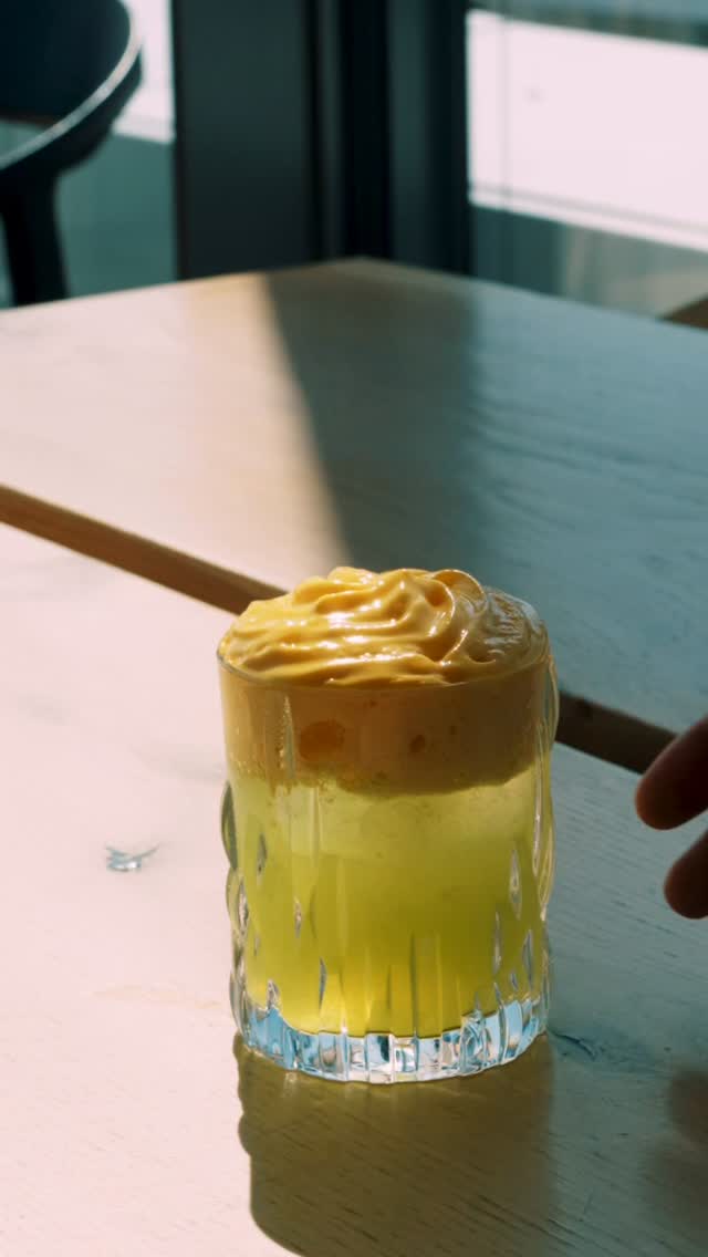 Crafted high above the city lights, the Passionato Basil Smash brings together East 135° Gin, bright lemon, silky passion fruit espuma, and our house-made lacto basil syrup. A cocktail that balances freshness, depth, and a touch of Aurora Rooftop Bar magic in every sip. ✨🌃
#PassionatoBasilSmash #AuroraRooftopBar #cocktailmagic