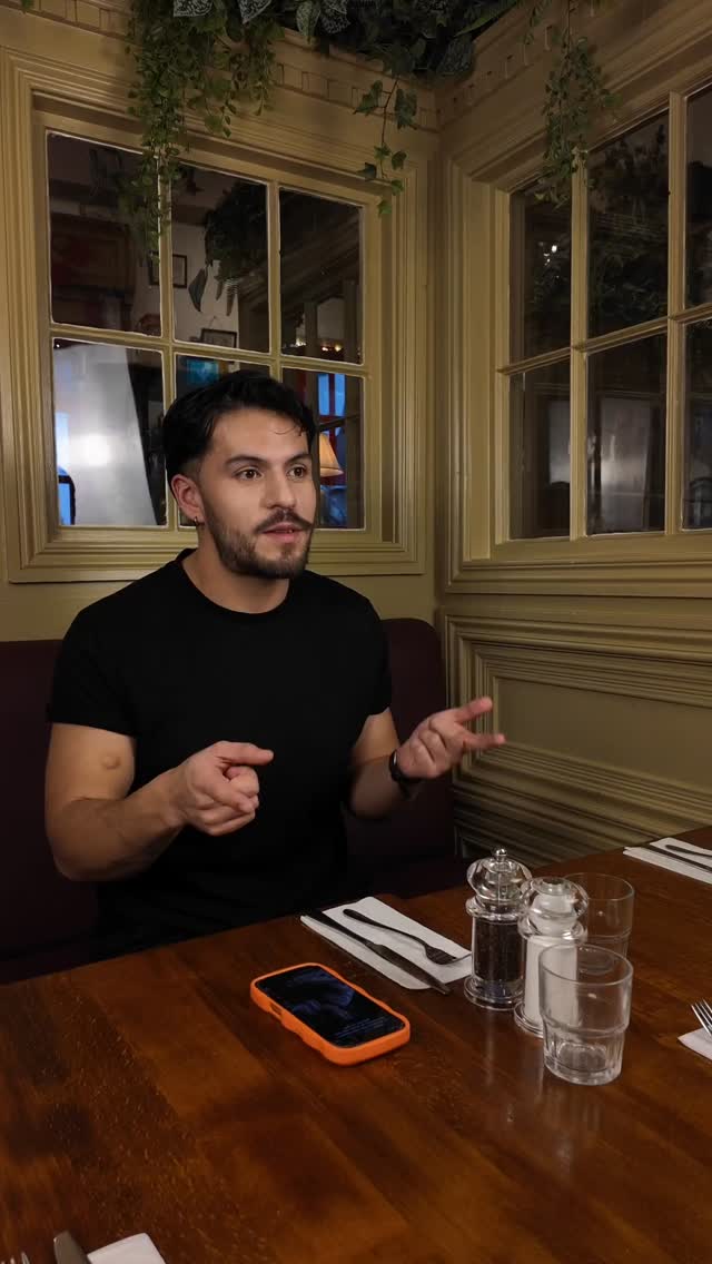 Everyone’s dying for a proper catch-up…
“Tell me everything.”
“What’s the gossip?”
“We need a full update.”
Then the food arrives and suddenly it’s.. silence
Priorities when the food’s that good. 🍽️