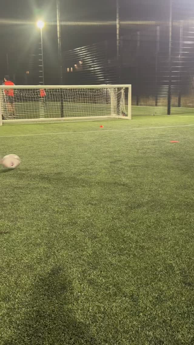 Girls Weekly Academy Session 🔥🔥🔥
Wednesdays 6:30-7:30pm, the girls were superb On Wednesday, high tempo, high energy, high standards!
Still space to book on for next week ✅
#footballfocused121 #girlsfootball #footballglasgow