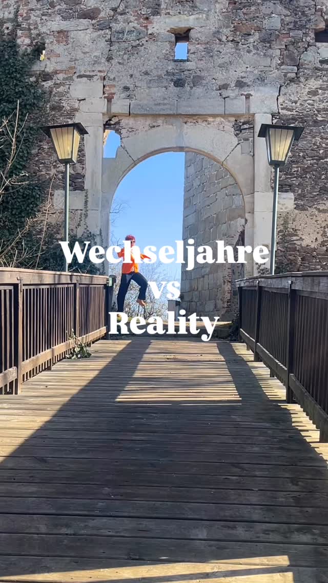 Stell dir vor, die Wechseljahre würden anklopfen und sagen:
„Hallo, ich bin’s✨
Ich bleibe ein paar Jahre.
Es wird nicht langweilig.
Aber du wirst stärker.“
Tun sie aber nicht.
Sie kommen rein wie ein unangekündigter Umbau im eigenen Körper.
Schlaf weg.
Geduld weg.
Zyklus Chaos.
Stimmung Achterbahn.
Und genau deshalb gibt es MENOMIO.
Hier sprechen wir über
🩷 Perimenopause
🧡 Menopause
🩷 Hormone
🧡 Selbstfürsorge
🩷 Krafttraining
🧡 Mindset
🩷 Frauengesundheit ab 35
Ohne Drama.
Ohne Tabu.
Ohne „Stell dich nicht so an“.
Wenn du eine Frau bist, die verstehen will, was da gerade passiert –
oder wenn du vorbereitet sein willst, bevor es holprig wird:
👉 Dann folg mir jetzt.
Denn informiert ist nicht nur halb gewonnen – informiert ist selbstbestimmt.
#glitzernstattschwitzen #wowstattwäh