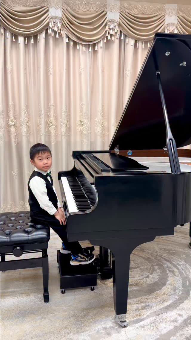 Liam turned 4 just two months ago, and he is already a Gold Award winner, the youngest student at the North Shore Music Festival.
He performed Thunderstorm by Dianne Goolkasian Rahbee, a piece from the RCM Preparatory A level. Written in an improvisational style, the piece invites students to “create their own storm” using specific musical elements and imagination.
At such a young age, Liam demonstrated an impressive range of expression and piano tone, along with strong musical pacing, gradually building speed and volume to vividly capture the feeling of a storm gathering strength.