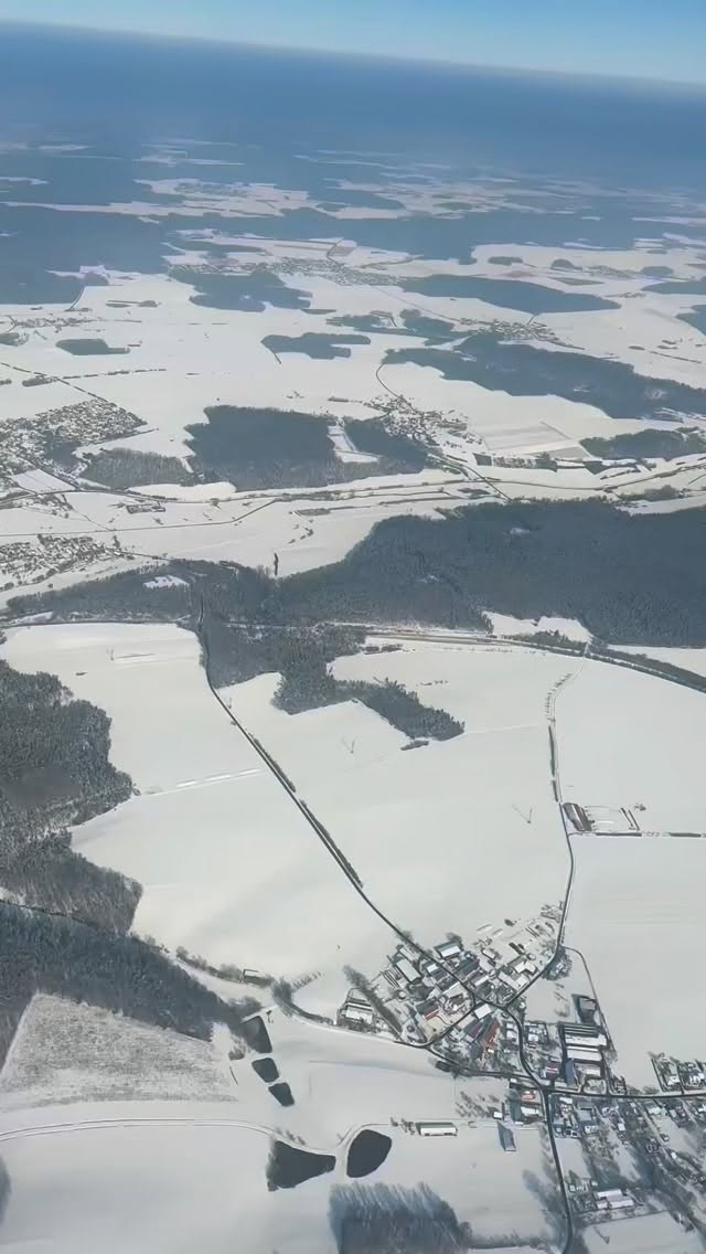 📍Danke Nürnberg, das war wunderbar dich und deine herzlichen Menschen kennenlernen zu dürfen und wir freuen uns mit dir, die alten Schätze neu erfinden zu dürfen! ♻️
🤍 Danke @romy_staib für die gelungene Kooperation mit dir in deinem Atelier und das Zusammenbringen so toller Handwerkskunst und dynamischer Symbiose @atelier_capitana @ateliercreani @rs_cashmere_manufaktur @papierverbunden ❣️
📮Alle, die es nicht zu uns geschafft haben: nutze unseren „Long-Distance-Service“ und sende uns jetzt ein Bild von deinem vorhandenen Premium-Material per Direct Message ➡️ jetzt ist genau der richtige Zeitpunkt, wenn du dein RE/DESIGN zum nächsten Winter tragen möchtest. Let‘s do the magic 🪄
#keepitintheloop #redesignwithus #upcyclingservice #popup