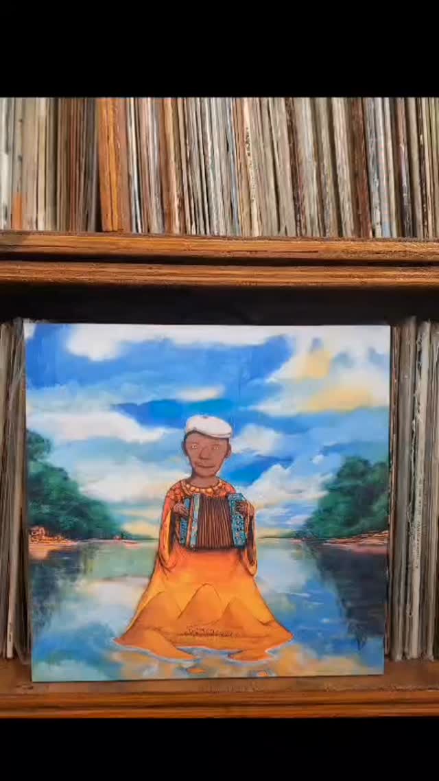 Tem discos que você escuta.
E tem discos que parecem lembrar coisas que você nem viveu.
Tem discos que chegam fazendo barulho.
E tem discos que chegam baixinho.
Tarde é desses.
Milton Nascimento já não precisa provar nada pra ninguém aqui.
Só senta, pega o violão e canta como quem conversa.
Sem orquestra.
Sem pressa.
Sem espetáculo.
Só a voz.
E tudo o que ela carrega.
Talvez seja por isso que esse disco bate diferente.
Não parece lançamento.
Parece lembrança.
E às vezes é exatamente isso que a gente procura num vinil.
Esse acabou de chegar por aqui.
Link na bio.
#avozdovinil
#miltonnascimento
#vinilbrasil
#discosdevinil
#mpbemvinil