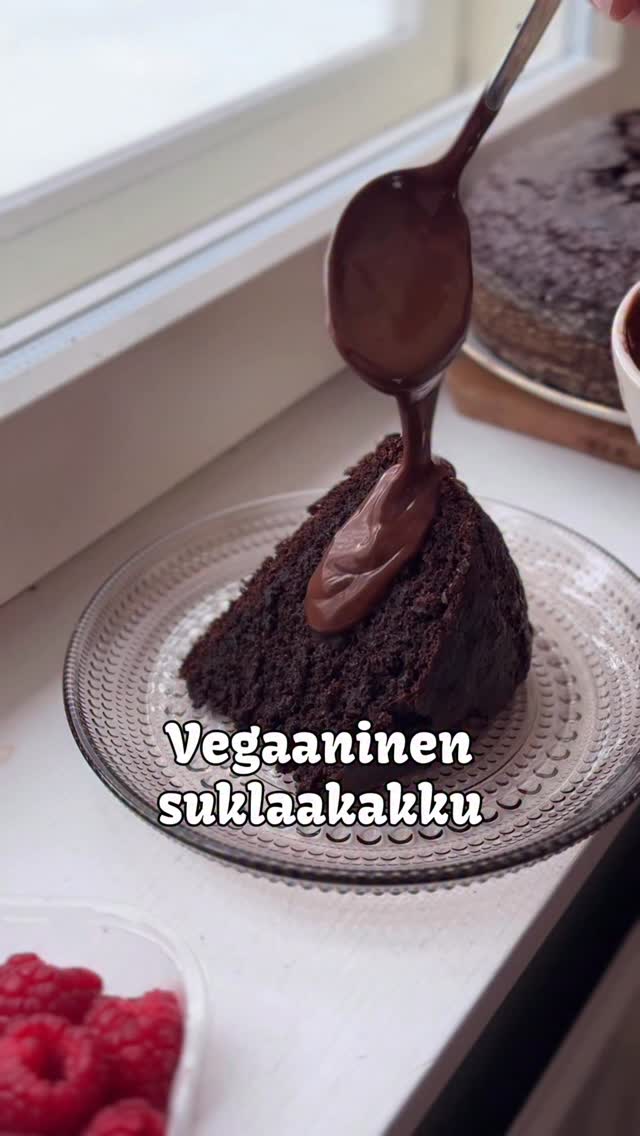 Takuuvarma vegaaninen suklaakakku, jota tehtiin jälkkäriksi talvilomalla Eläinten turvakoti Aurorassa! 😍 Videon lopussa @auroranturvakoti Riinan valistunut arvio kakusta. 🍫🌱😏
Tsekkaa myös pääruokana tarjoillun savutofukeiton resepti aiemmasta reelsistä! 🙌🏼
Tää on yks meidän luottoresepteistä, jota me yleensä leivotaan mariannetökkäyskakkuna - mutta tämä lämmin versio oli myös superhyvää! 😍
Ota resepti talteen ja testaa säkin! 😋⬇️
Vegaaninen suklaakakku & lämmin suklaakastike 🍫
24 cm vuokaan
Kakku
4,5 dl vehnäjauhoja
4,5 dl sokeria
2 dl kaakaojauhetta
2 tl vaniljasokeria
2 tl leivinjauhetta
1 1/2 tl soodaa
1 tl suolaa
2 dl kasvimaitoa
1 dl rypsiöljyä
2 dl vahvaa kahvia
1 dl omenasosetta
Suklaakastike
150 g tummaa suklaata
2 dl kuumennuksen kestävää kasvivispiä (kuten alpro soijavispi tai kauraruokakerma)
1/2 appelsiinin raastettu kuori
ripaus suolaa
Lisäksi
kasvivispiä
vadelmia
Valmista kakku:
1. Yhdistä kuivat aineet. Lisää märät ja sekoita tasaiseksi taikinaksi.
2. Kaada taikina voideltuun, leivinpaperilla vuorattuun vuokaan ja paista 175 asteessa 50-60 minuuttia, kunnes kakku on kypsynyt. Huom! Älä paista rutikuivaksi, kakku saa jäädä meheväksi.
Valmista suklaakastike:
1. Pilko suklaa pieniksi paloiksi kulhoon. Lisää appelsiini kuori ja ripaus suolaa. Kuumenna kasvivispi höyryävän kuumaksi ja kaada suklaan päälle. Anna seistä hetki ja sekoita sitten tasaiseksi. Tarjoa kakku lämpimänä suklaakastikkeen, vaahdotetun vispin ja vadelmien kanssa.
Huom! Kakun voi valmistaa myös tökkäyskakkuna. Anna silloin pohjan jäähtyä, töki se täyteen reikiä esim syömäpuikon avulla ja valuta suklaakastike reikiin. Siirrä jääkaappiin seuraavaan päivään saakka, ja kuorruta sitten vispillä ja marjoilla. Sivuiltani urbaanivegenda.fi löydät vegaanisen mariannetökkäyskakun reseptin, jonka pohjalta tämän videon kakku on tehty. 🫶🏼
❤️ Tervetuloa seuraamaan @urbaanivegenda jos vegaaninen leivonta, ruoka ja perhe-elämä kiinnostaa!
#vegaanisetreseptit #vegaaninenleivonta #vegaaninen
Vegaaniruokaa, suklaakakku, vegaaniperhe