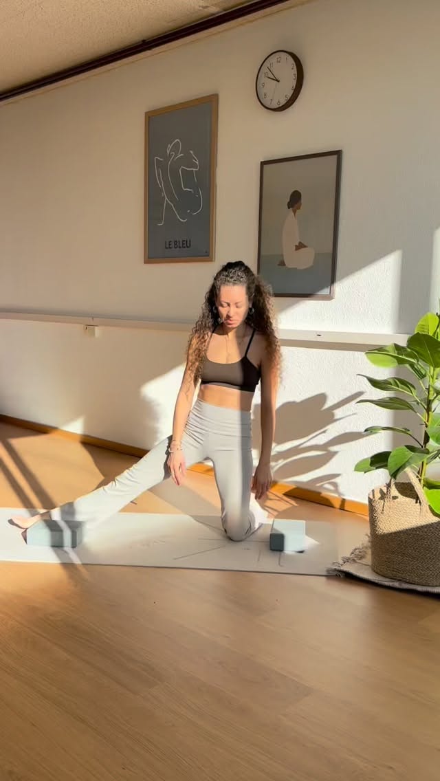 Allonger la colonne, créer de l’espace entre les côtes, délier les hanches ✨
Dans cet enchaînement répétitif, chaque passage est une invitation à respirer plus grand. À force de revenir au même mouvement, le corps comprend, s’ouvre et s’adoucit.
La répétition n’est pas une redite, c’est un approfondissement.
À chaque cycle :
✨ la colonne s’étire un peu plus
✨ les côtes s’expansent avec le souffle
✨ les hanches se relâchent progressivement
Répéter, c’est donner au système nerveux le temps d’intégrer.
Répéter, c’est laisser les tensions fondre couche après couche.
Répéter, c’est transformer un mouvement en sensation, puis en espace.
Prends le temps. Reviens. Respire. Et laisse la magie opérer.
#yoga #yogateacher #yogapractice #yogaflow #yoganyon