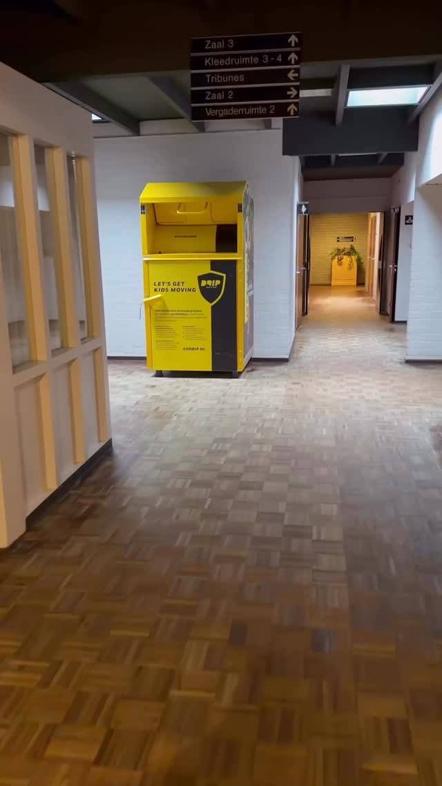 DRIP = TOP
Kijk nou eens hoeveel blije en trotse kinderen met een geweldig shirt of ander sport item kunnen gaan spelen, sporten en naar de Gym.
In dit geval de kids van @opstap_maarheeze. Meer dan 50 anderstalige kids liepen trots de @godripnl bus uit! Allemaal@mogelijk gemaakt door de inzameling van gebruikte kleding door inwoners van #Maarheeze. Dank allemaal.