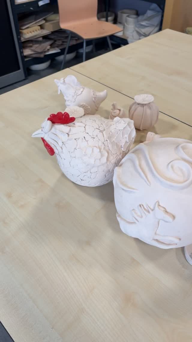 Een biscuitoven met kippetjes, een prachtige urn voor een minipaard, en draaiwerk.
Ook nog een glazuuroven uitgepakt met oa het laatste werk van de 8 delige cursus. Mooi weer🤗