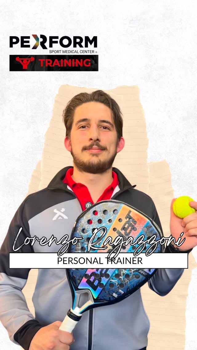 🎾 Oggi parliamo con Lorenzo, trainer di Perform, del riscaldamento ideale pre-Padel — lo sport del momento!
Abbiamo diviso il riscaldamento in 3 fasi fondamentali:
➊ Mobilità articolare
Movimenti per preparare il corpo:
circonduzioni di caviglie e braccia, slanci e mobilizzazioni dinamiche.
➋ Attivazione muscolare
Esercizi per “accendere” i muscoli:
calf raises, extra-rotazioni delle spalle, aperture scapolari.
➌ Spostamenti specifici
Preparazione al gioco:
skip, corsa avanti/indietro, corsa laterale e accenni di scatto.
Una corretta preparazione fa davvero la differenza in campo 💥
Per una preparazione mirata per il padel (o qualsiasi altro sport):
📩 Contattaci
Perform | Il centro per il tuo benessere