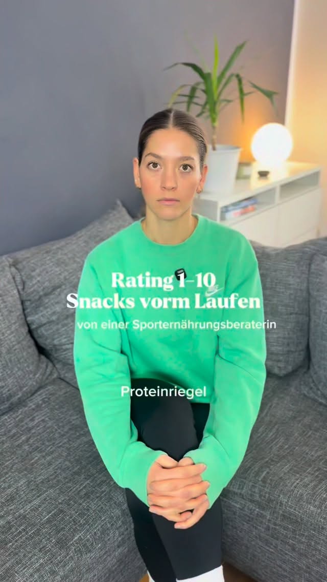 Bewertung von Snacks kurz vor dem Laufen >> hinsichtlich Verträglichkeit & Energieversorgung!!
➡️ Umso kürzer der Snack vor der Einheit ist, desto leichter verdaulich sollte er sein & dementsprechend desto mehr einfache Kohlenhydrate liefern.
➡️ Einheiten je nach Intensität & Länge haben unterschiedliche Anforderungen.
➡️ Eine „Null“-Bewertung von z.B. Nüssen oder Joghurt bedeutet a) dass der Abstand zum Training größer sein sollte und b) beides nicht die richtige Energie für dein Training liefert.
Warum Gummibärchen 9 und Banane „nur“ 8?
Gummibärchen können direkt davor oder auch währenddessen gegessen werden und werden eigentlich von allen gut vertragen – heißt aber nicht gleich, dass es der beste Snack oder die einzige Möglichkeit ist. Eine Banane direkt kurz vor Trainingsstart kann bei manchen schon zu schwer im Magen liegen, besonders direkt vor intensiven Einheiten. Deswegen dann hier einfach noch ein paar Minuten mehr Verdauungszeit einplanen.
#sporternährung #running #snacks #laufen #ernährung