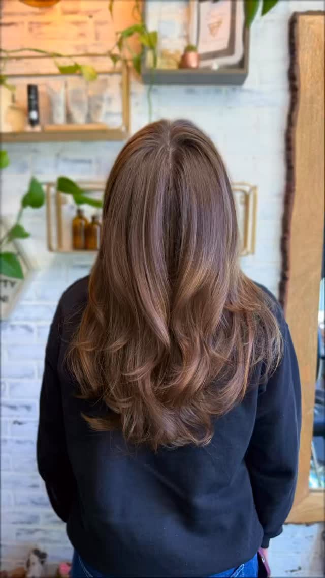 Soft, wispy layers = instant movement ✂️✨
The kind of haircut that takes the weight off without taking the length. Light, airy, and made to flow with your natural texture — so your hair styles easier even on your busiest school or work mornings 💁🏻♀️
Low effort. High impact. 💫 Link in Bio to book! #stpetehair #inmyelement
