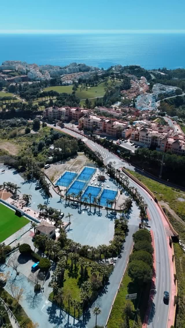 ☀️Vandaag hebben onze kids les gehad bij @la.finca.padel.benalmadena van @_ampadelacademy_ 🎾
Super tof om te zien hoeveel energie en enthousiasme de kids hadden, vooral tijdens de training van de Spaanse trainer Miquel 🇪🇸🔥
Nieuwe drills, andere accenten en vooral: heel veel plezier op de baan!
Ben je in de buurt van Benalmádena en wil je (of je kids) eens padelles volgen?
👉 Check dan zeker hun Instagram account en laat je inspireren 💪
Padel verbindt. Overal.
Your Game, Your Move