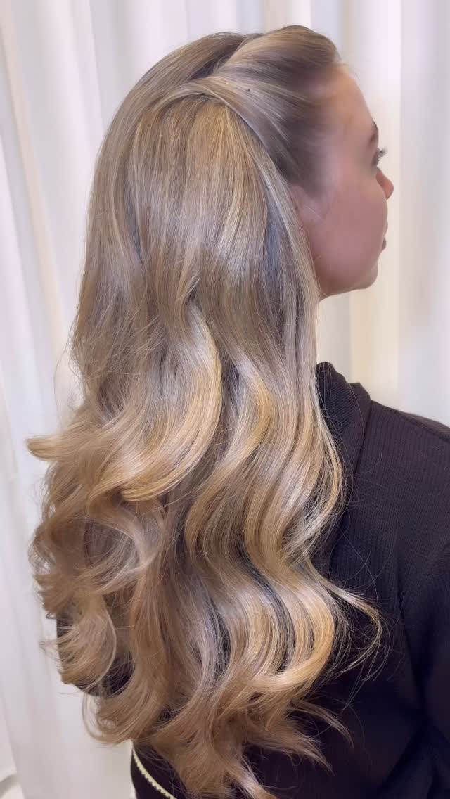 This is going to big for 2026. Big bouncy curls and sleek fronts. How incredibly stunning does Ella look 🤍
Make up by @makeupby__kristine
Dress @richarddesignsbridal @emmabridals
Planning and concept @amelieivy_
Photo by @james.westerby.photography
Products
@moroccanoilpro #colourwow
#bridalhairstylist #weddinghairinspo #leicesterweddinghair #weddinghairleicestershire northamptonweddinghair