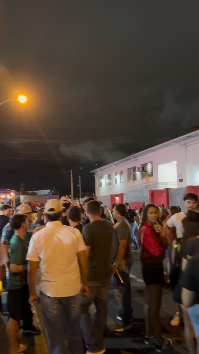 VOLTA ÀS AULAS NA UNIRP
Mais de 7 mil alunos movimentaram a unidade 1 da Unirp, na Boa Vista, em São José do Rio Preto, na noite desta segunda-feira (23).
O retorno do semestre provocou mudanças no trânsito e a Prefeitura precisou interditar temporariamente ruas no entorno do campus para garantir segurança e organizar o fluxo de veículos.
Início de semestre com campus cheio e região movimentada.
Mais informações no Portal Guilherme Baffi