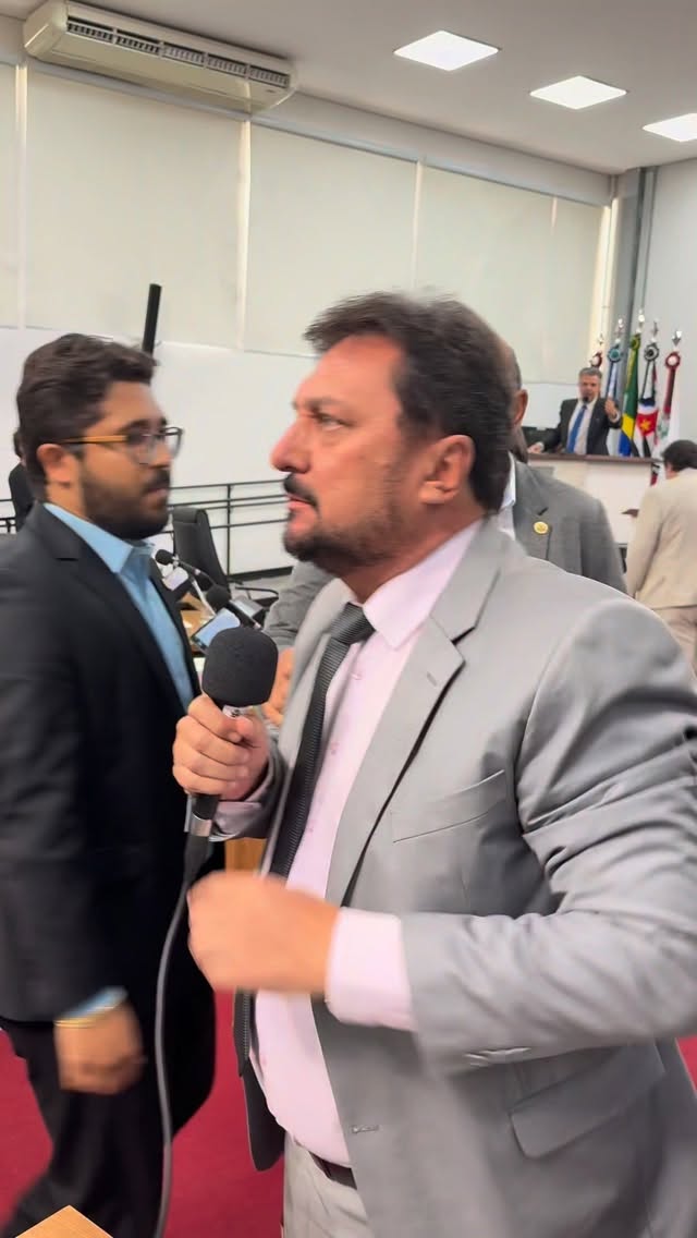 “VAGABUNDO NÃO”
Com microfone na mão, o vereador Tedeschi, do PL, respondeu aos manifestantes contrários à atual Planta Genérica de Valores (PGV) que é a base do cálculo do IPTU em Rio Preto.
Por apenas um voto de diferença, a Câmara rejeitou nesta tarde o projeto do vereador João Paulo Rillo que revogava a PGV.
Foram 11 votos favoráveis, 9 contrários e 2 abstenções. Eram necessários 12 votos para aprovação.
Com isso, a atual Planta Genérica segue em vigor. A sessão foi marcada por plenário lotado, protestos. Mais informações no Portal Guilherme Baffi