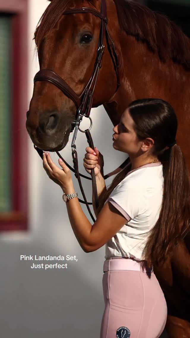 Feliz viernes con el set Pink lavanda, perfecto para la primavera 🌸 @martavillaescusab 👸
Happy Friday the Pink lavanda set, perfect for the spring 🌸 @martavillaescusab 👸
📸 @twohearts_portrait @ambracero
#equestrian #dressage #ridingoutfit #rider #equestrianfashion