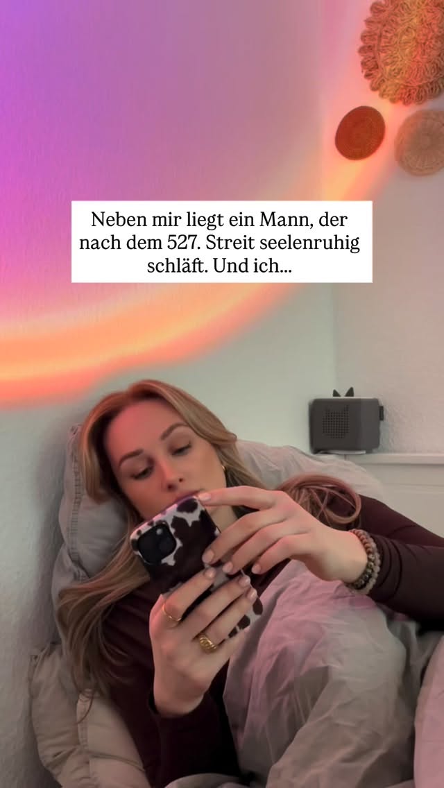 Es ist 23:48 Uhr. Er schläft neben mir.
Ich scroll durch Wohnungsanzeigen.
3 Zimmer. Balkon. Frei ab sofort.
Ich bin müde und mein Herz fühlt sich scheisse schwer an.
Ich stell mir vor, wie ich dort aufwache. Ohne ihn. Ruhig. Frei.
Ich leg mein Handy weg & dreh mich wieder zu ihm.
Am nächsten Morgen bin ich wieder die Vernünftige. Die Reflektierte, mit jeder Menge Hoffnung.
Ein paar Tage später wieder dasselbe.
Wir streiten, weil’s schon das 527. Mal um die selben Themen geht und wir doch wieder kein Stück weiter sind. Ich erkläre mich klein.
Abends sitze ich wieder da. Kleinanzeigen. Immobilienscout.
Ich speicher drei Wohnungen. Schick keine Anfrage raus.
Ich mal mir aus, wie ich ausziehe. Und im nächsten Moment male ich mir aus, wie ich bleibe.
„Vielleicht ändert es sich ja.“
„Vielleicht muss ich nur ruhiger reagieren.“
Irgendwann trifft’s mich wie ein Schlag:
Ich suche keine Wohnung.
Ich suche Sicherheit.
Und ich warte darauf, dass er sich so verändert, dass ich mich endlich sicher fühle.
Doch tief in mir weiß ich längst: Ich sitz nicht wegen Liebe hier. Ich sitz hier wegen Angst.
Angst vor dem allein schaffen müssen.. Angst, versagt zu haben.
Und noch etwas wird klar:
Dieses Aushalten kenne ich von früher.
Dieses Hoffen, dass es irgendwann gut wird.
Das ist kein Zufall… das ist n Muster.
Heut wach ich auf und mein erster Gedanke gehört mir. Ich hab es geschafft mich zu trennen & lebe friedlich & frei als Singlemom. Ich liebe meine Wohnung. Wirklich. Nicht nur als Ort, sondern als Symbol.
Heute sitz ich hier am Esstisch, unterschreibe Verträge, plane Projekte, bau mein Business auf. Und manchmal denk ich: Hätt ich damals nicht den Mut gehabt, wäre ich nie zu dieser Version von mir geworden.♥️
Eventuell sehen wir uns nicht wieder, also folge mir auf @your.inner.ocean, wenn du dir auch ein Leben aufbauen willst, das sich ruhig und frei anfühlt.