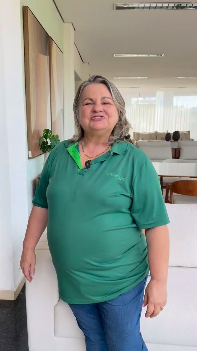 CASA VERDE RENOVA SHOWROOM NO CENTRO DE RIO PRETO
Pensar em loja de móveis em Rio Preto é com certeza lembrar da tradicional loja da Móveis Casa Verde na rua Pedro Amaral, no centro.
Passei pela loja e o showroom está cheio de novidades. Ambientes repaginados, tons amadeirados e iluminação aconchegante reforçam a proposta de elegância e conforto.
Falando em novidade, acabou de chegar o novo Sofá Missy, com acabamento em couro e sistema elétrico que permite ajustar encosto e apoio dos pés com um simples toque. Preço especial de lançamento: R$ 18.990 à vista.
Para quem pensa em renovar a sala em 2026, vale a visita. O Centro pulsa e a Casa Verde acompanha esse movimento.