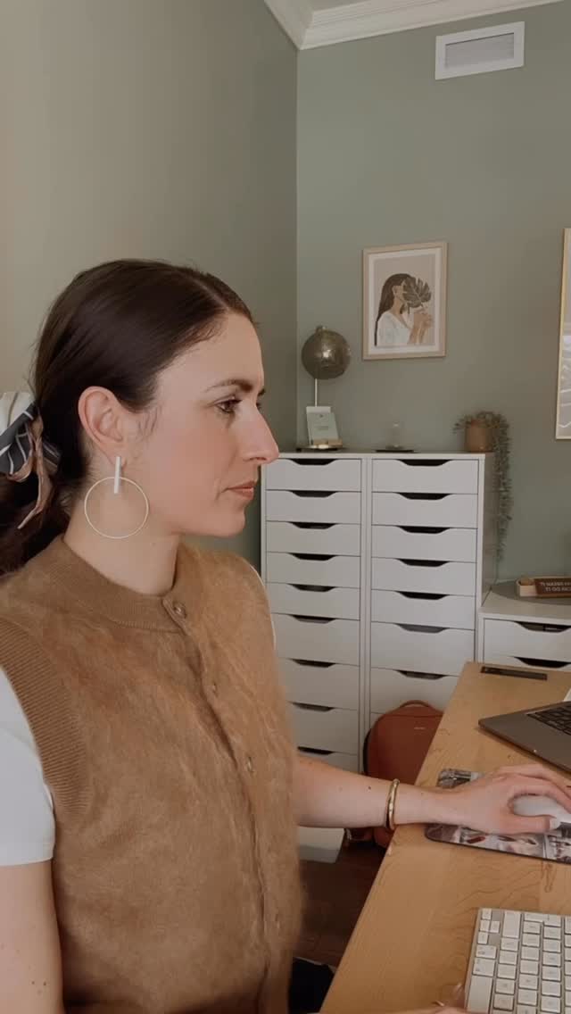 Le temps n’est pas l’ennemi, et le problème n’est pas le temps ⌛️
Le temps est malléable.
Le temps est expansible.
Le temps devient ce que nous devenons.
Nous avons tous 24 heures.
Mais nous n’habitons pas tous ces heures de la même manière.
À partir d’aujourd’hui, cessez de vous demander « Ai-je le temps pour ceci ? » et demandez-vous plutôt « Est-ce que ceci mérite mon temps ? ».
Ce simple changement de question transformera votre quotidien.
Le jour où vous comprenez que votre temps est votre ressource la plus précieuse, vous cessez de courir et vous commencez enfin à construire la vie que vos souhaitez réellement.
N’attendez pas de tomber comme je l’ai fait avant de le réaliser.
Partagez ce message s’il a allumé une étincelle en vous ✨
Émilie xo